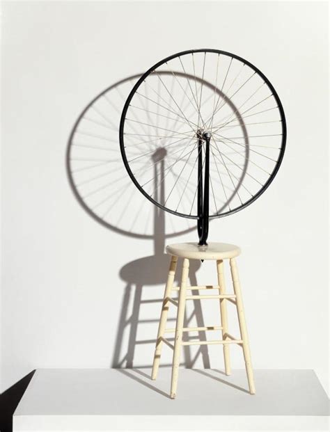 Vue rapprochée de la Roue de Bicyclette de Marcel Duchamp, montrant la roue fixée sur le tabouret.