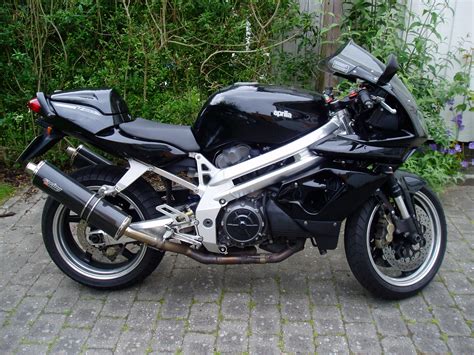 Profil de l'Aprilia SL1000 Falco avec son design distinctif.