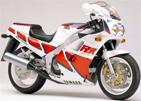 Photo d'une moto Yamaha FZR 1000 Exup avec un focus sur le système de freinage avant