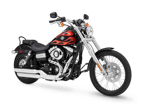 Illustration stylisée de la Harley-Davidson Dyna Wide Glide FXDWG avec ses éléments de design distinctifs (fourche longue, jante avant 21 pouces, échappement Tommy Gun)