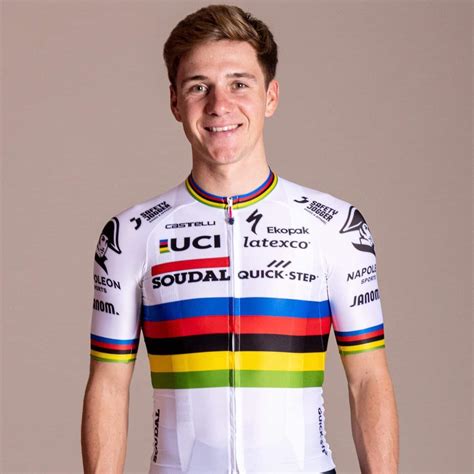 Photographie de Remco Evenepoel portant le maillot arc-en-ciel de champion du monde.