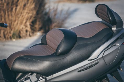 Vue détaillée de la selle et du tablier Bagster sur le Suzuki Burgman 650