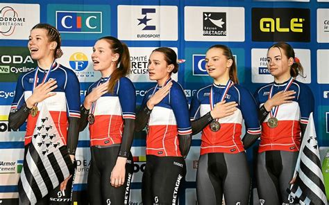 Quatuor de poursuite par équipes sur le podium