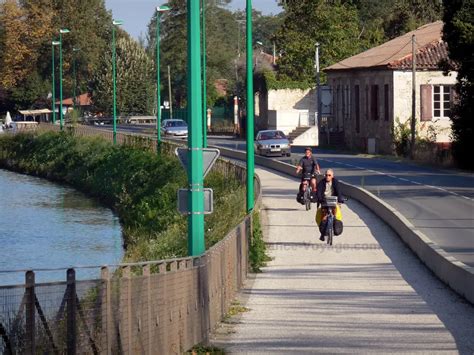 Cyclistes sur une voie verte longeant un canal