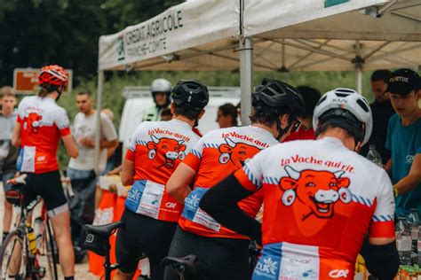 Podium de la Cyclosportive La Vache qui rit avec des cyclistes célébrant.