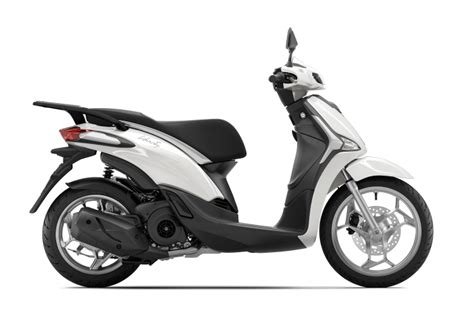 Design élégant du Piaggio Liberty avec sa cravate centrale et calandre en nid d'abeille