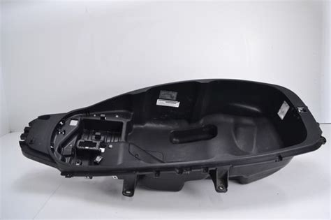 Détail de la selle et du compartiment de rangement sous la selle du Piaggio Liberty 125