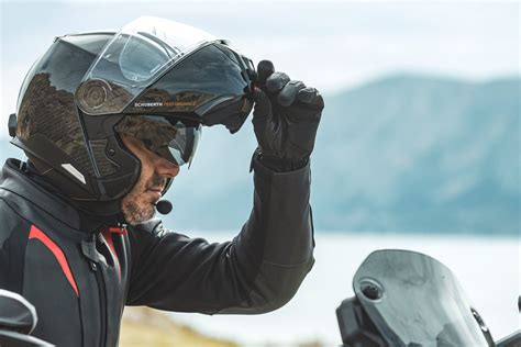 Schéma comparant les contraintes d'un casque jet en rallye et sur circuit