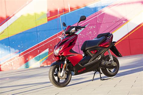 Photo du MBK Nitro 50 en action, mettant en valeur son design sportif