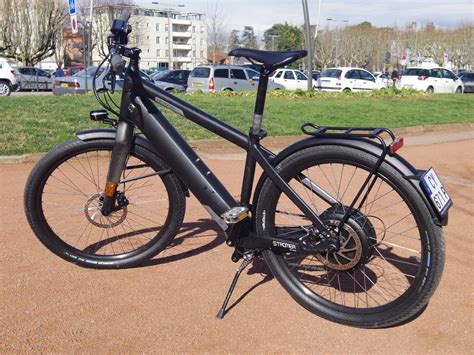 Stromer ST1 Power 48 avec ses gros pneus et son design épuré