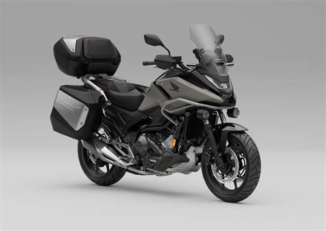 Honda NC750X en action sur une route pittoresque