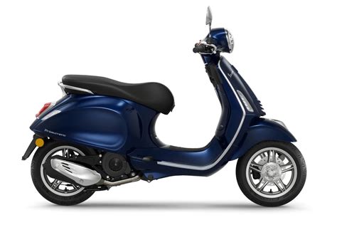 Design emblématique de la Vespa Primavera 125 2025 avec des lignes classiques et des finitions modernes.