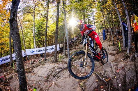 Gamme de VTT SRAM X01 en action sur un sentier technique.