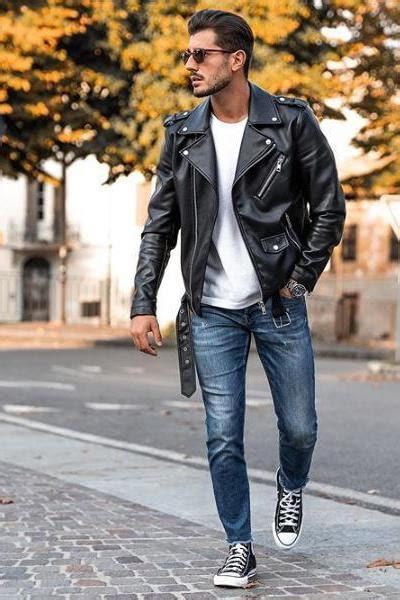Photographie d'un homme portant un perfecto en cuir noir avec un t-shirt blanc et un jean slim, dégageant une allure moderne et décontractée.