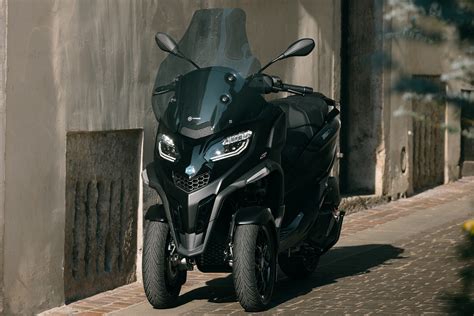 Exemple de support GPS fixé sur un Piaggio MP3 sous la bulle.