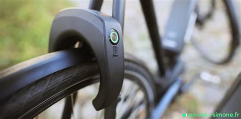 Illustration montrant comment sécuriser un vélo électrique contre le vol (antivol, retrait de la batterie).