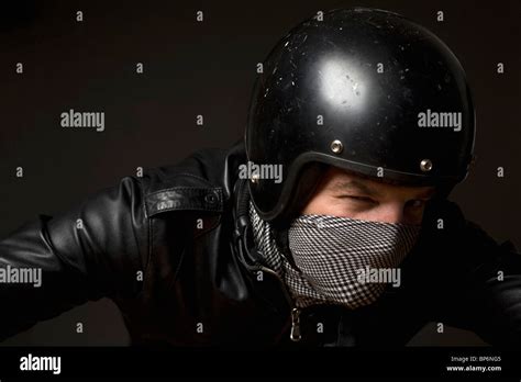 Homme portant un bandana à moto