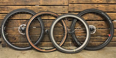 Infographie présentant la gamme de prix des roues de vélo Btwin, avec des exemples de matériaux et de technologies.