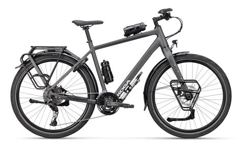 Comparaison visuelle entre un Koga Miyata typique et un Koga WorldTraveller, mettant en avant leurs caractéristiques distinctives (cadre, porte-bagages, pneus).