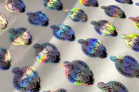 Exemples de différentes finitions de stickers : pelliculée, holographique, pailleté or