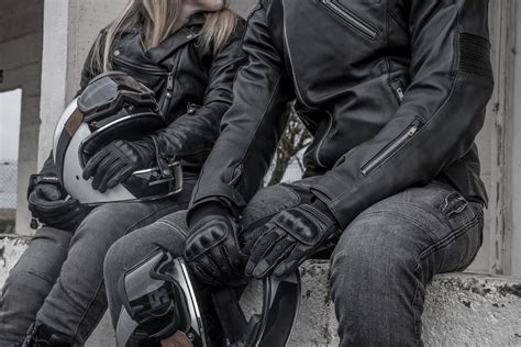 Mannequin portant un blouson de moto en cuir de style racing