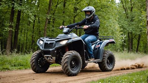 Illustration montrant la posture correcte pour conduire un quad, avec les mains sur le guidon et les pieds sur les étriers.