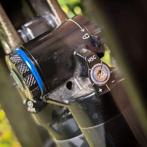 Molette de réglage de la compression basse vitesse sur un amortisseur RockShox Super Deluxe Ultimate, avec indication du sens de rotation pour fermer le circuit (tortue)