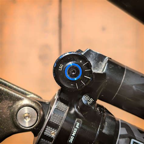 Molette de réglage de la compression haute vitesse sur un amortisseur RockShox Super Deluxe Ultimate