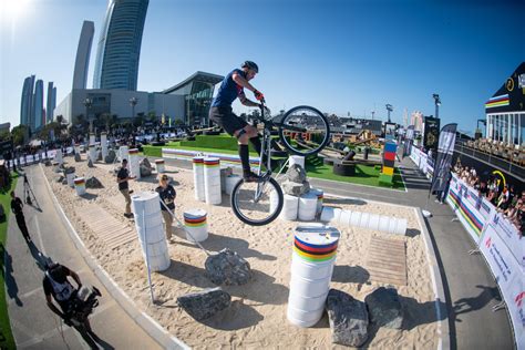 Photo d'un rider de VTT trial en pleine action franchissant un obstacle