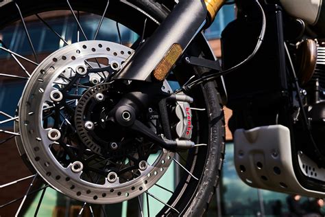Gros plan sur le système de freinage avant de la Keeway K-Light 125