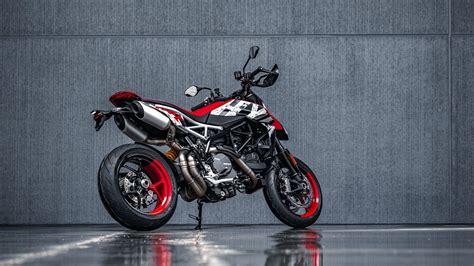 Ducati Hypermotard avec son design sportif et ses suspensions haut de gamme
