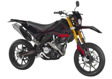Vue détaillée de la Rieju Marathon Supermotard 125 Pro, mettant en avant ses suspensions et freins