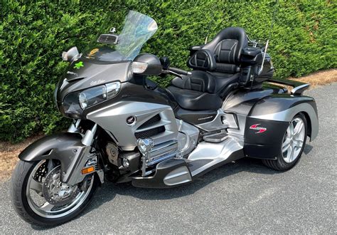 Schéma comparatif d'un trike et d'une moto