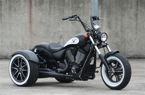 Photo d'une célébrité sur un trike