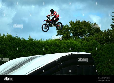 Capture d'écran montrant un motard effectuant un saut périlleux dans Trials Evolution
