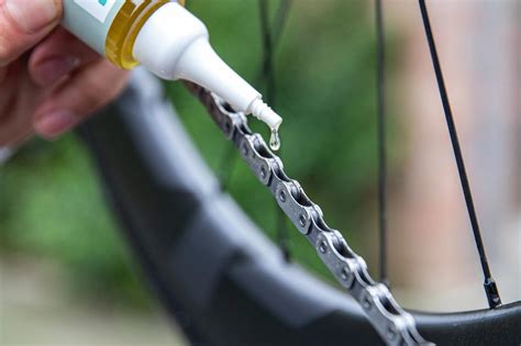 Illustration montrant comment lubrifier une chaîne de vélo