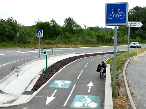 Capture d'écran de Bikemap affichant des pistes cyclables et des points d'intérêt