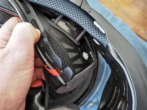 Mousses intérieures d'un casque en train de sécher à l'air libre
