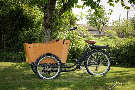 Schéma comparatif d'un vélo traditionnel et d'un triporteur.