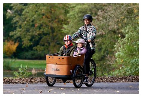 Famille utilisant un triporteur Babboe Curve Mountain.