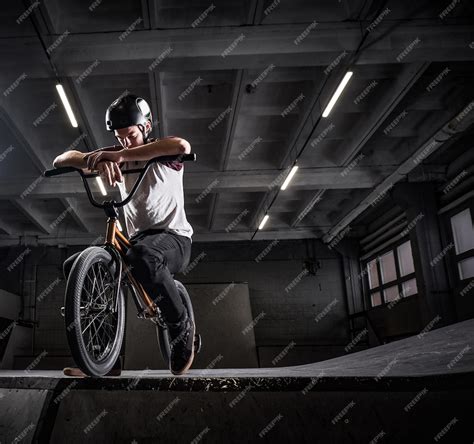 Photo d'un rider utilisant un casque bol BMX dans un skatepark