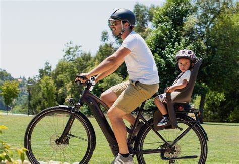 Schéma illustrant un siège enfant fixé à l'arrière d'un vélo sur un porte-bagages