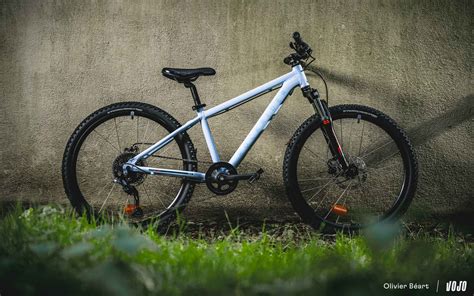 Photo du VTT Rockrider EXPL 900 en 26 pouces, mettant en avant ses gros pneus et sa géométrie de cadre.