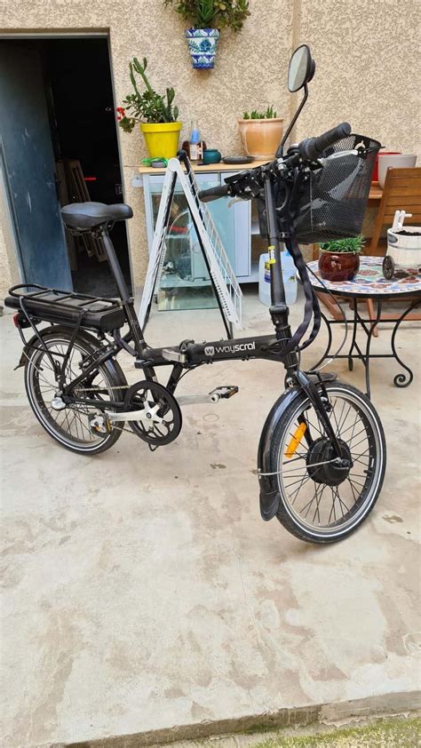 Description : Le vélo Wayscral Flexy 215 plié, illustrant sa compacité pour le rangement.