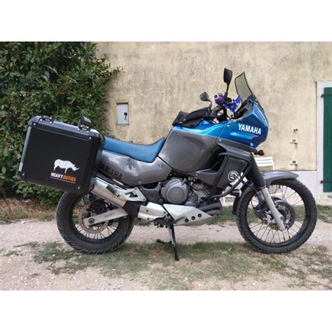 Photographie des valises rigides Heavy Duties montées sur une Yamaha XTZ 750 Super Ténéré, mettant en évidence leur design et leur capacité.
