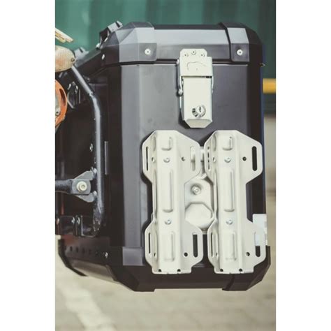 Photo montrant des sangles optionnelles fixées sur les valises Heavy Duties, permettant de charger des objets volumineux par-dessus.