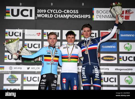 Podium de la course Espoirs Hommes avec Thomas Pidcock, Antoine Benoist et J. Dorigoni