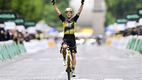 Wout Van Aert célébrant sa victoire à Pont-Château