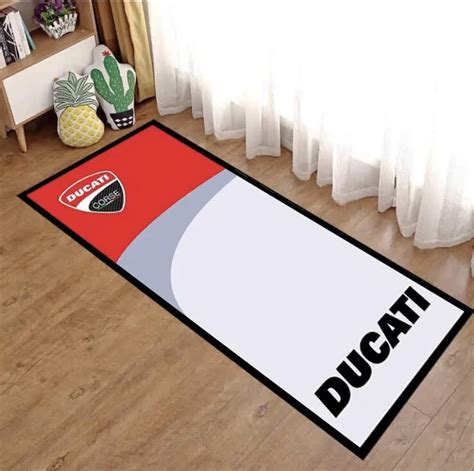 Illustration du tapis de garage Ducati Corse avec une moto dans un garage professionnel