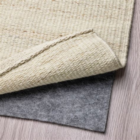 Gros plan sur la texture du tapis, montrant la couche supérieure en feutre et la couche inférieure en caoutchouc